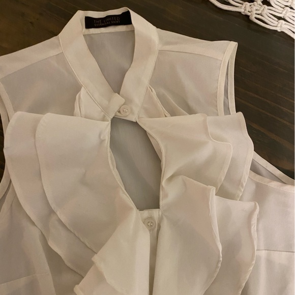 The Limited. White Ruffle Front Detail Sleeveless Blouse. Size XS. - Picture 5 of 5